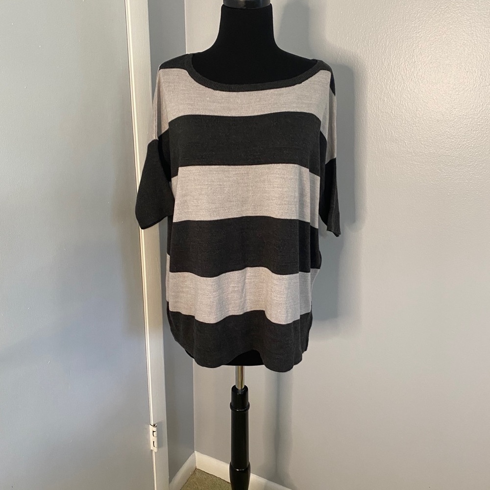 New York and Company loose fit sweater Size M NWT